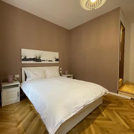 Schei Central Studios In The Heart Of Brasov Bagian luar foto