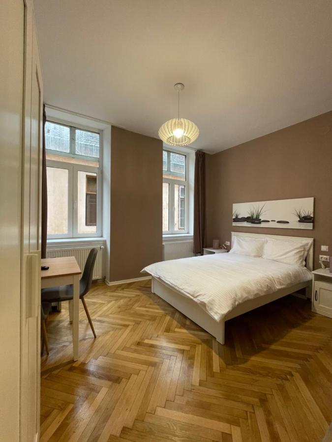 Schei Central Studios In The Heart Of Brasov Bagian luar foto