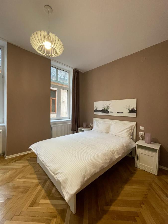 Schei Central Studios In The Heart Of Brasov Bagian luar foto