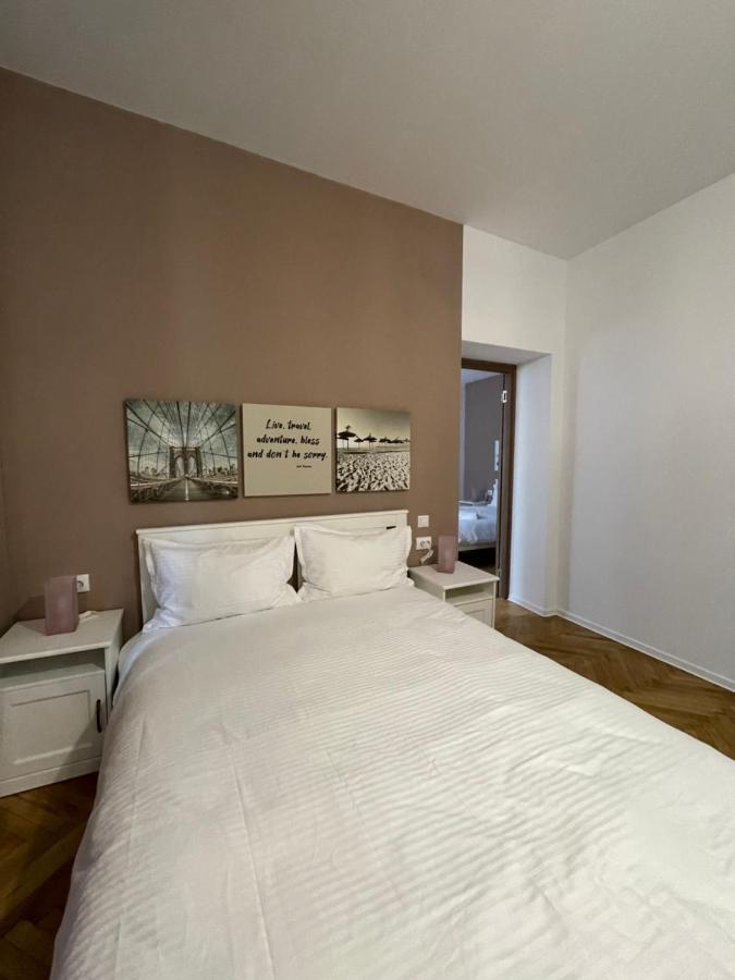 Schei Central Studios In The Heart Of Brasov Bagian luar foto