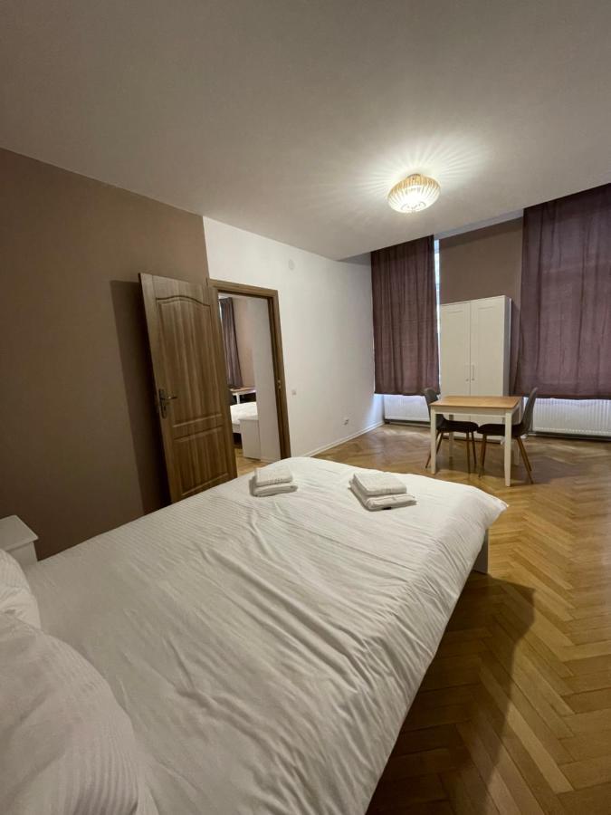 Schei Central Studios In The Heart Of Brasov Bagian luar foto