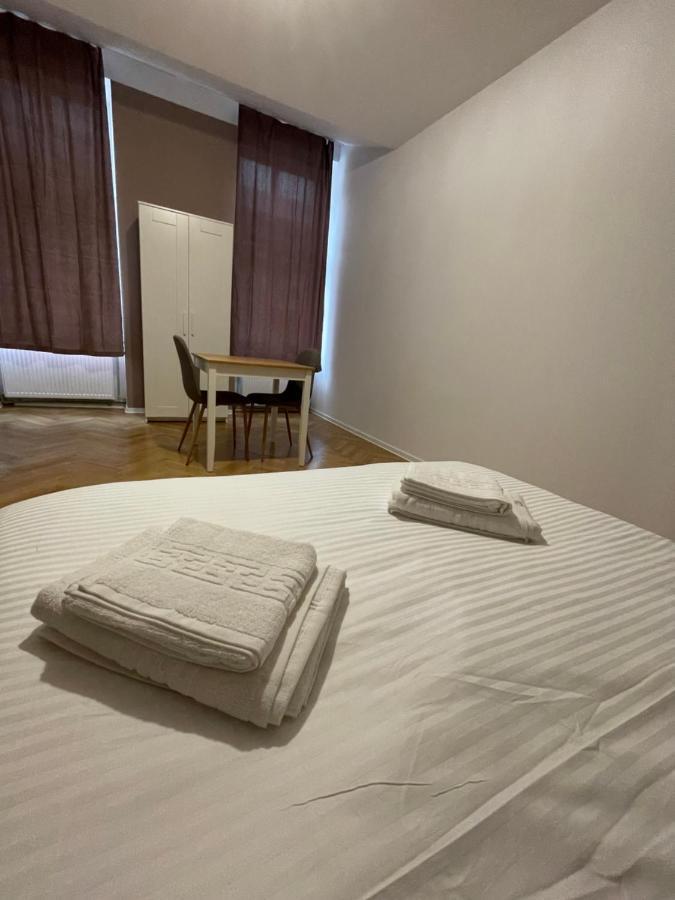 Schei Central Studios In The Heart Of Brasov Bagian luar foto